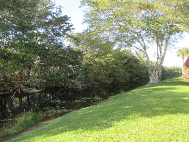 Foto del edificio - 200 Lake Carol Dr