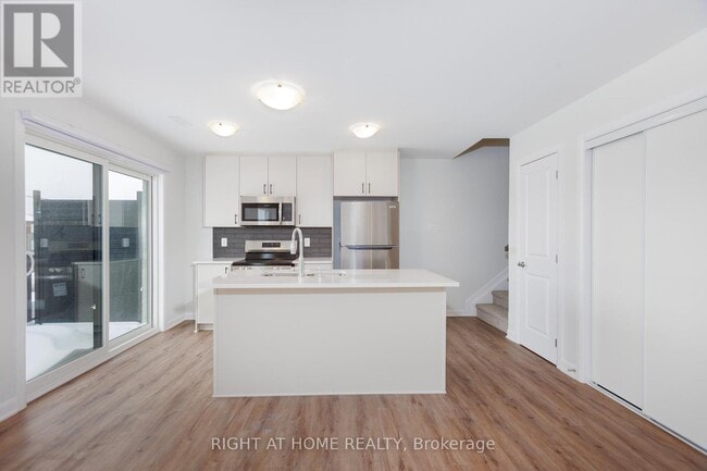 Building Photo - 1221 Creekway Private