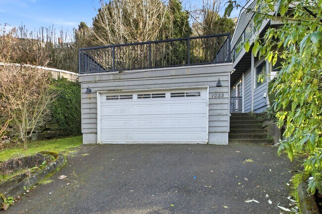 Foto del edificio - Stunning Sound & Olympic Mountain View Home in North Admiral