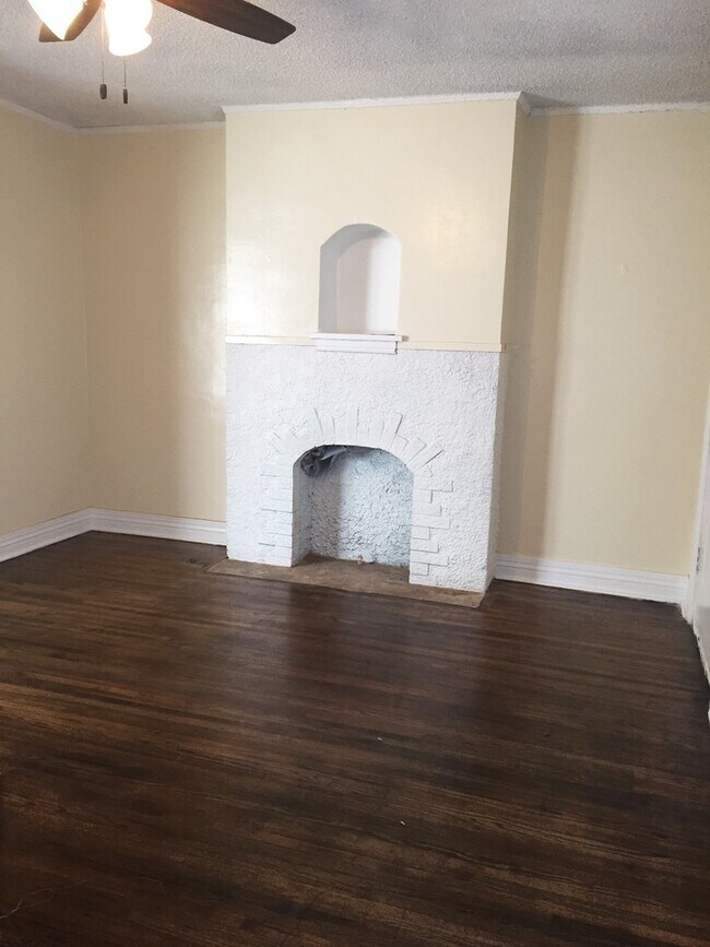 Building Photo - Charming 1930's 1 Bedroom!