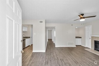 Building Photo - 900 Holly Dr
