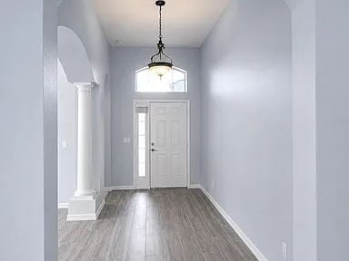 Building Photo - Welcome to this beautifully maintained home in the highly sought-after Creekwood neighborhood, wh...