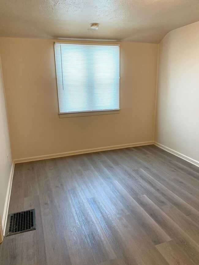 Building Photo - 625 Rainbow Dr