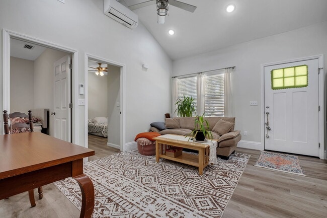 Building Photo - 15 Arapaho Trl