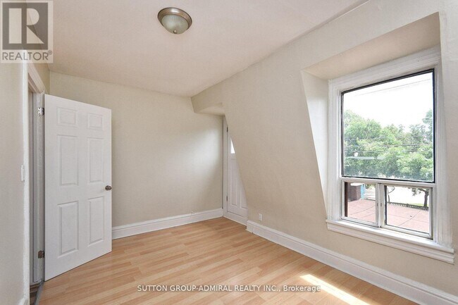 Photo du bâtiment - 1932 Queen St E