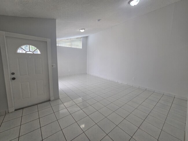 Foto del edificio - 4432 NW 185th St