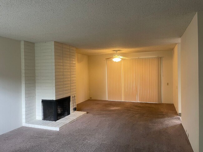Foto del edificio - Two Story 3 Bedroom/2.5 Bathroom w/Two Car Garage
