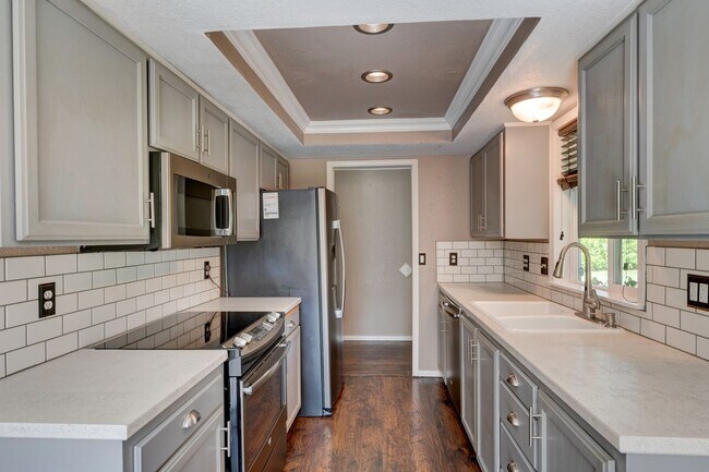 Building Photo - 4 bedroom 2 bath home