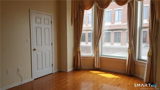 Foto del edificio - 71-73 Whitney Ave