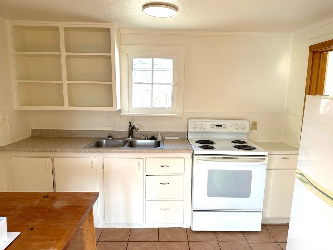 Primary Photo - 1-Bedroom Cottage on Bench