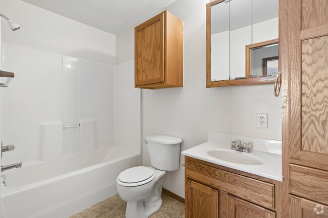 1BR, 1BA - 596SF - Bathroom - Carisbrooke Apartments