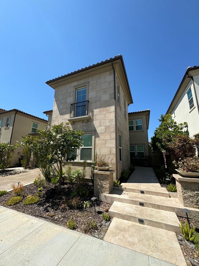 Building Photo - Elegant 5 Bedroom, 5.5 Bath Single Family ...
