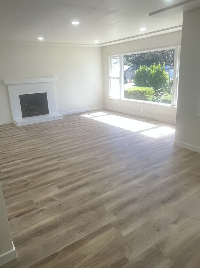Building Photo - Freshly Remodeled Home Near Downtown San L...