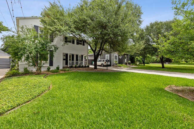 Building Photo - CHARMING 3-BEDROOM IN THE HEART OF ALAMO H...
