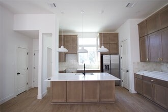 Building Photo - 2121 Hoskins Dr