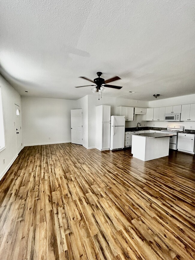 Building Photo - 115 W Market St Apt A