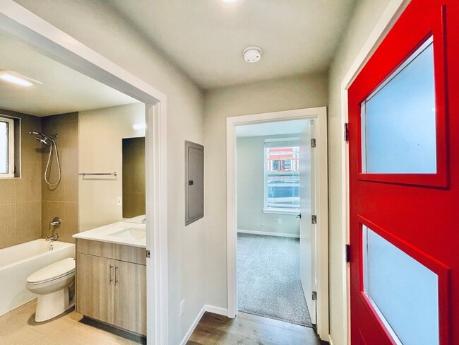 Building Photo - New Construction Townhome in Leschi Community!