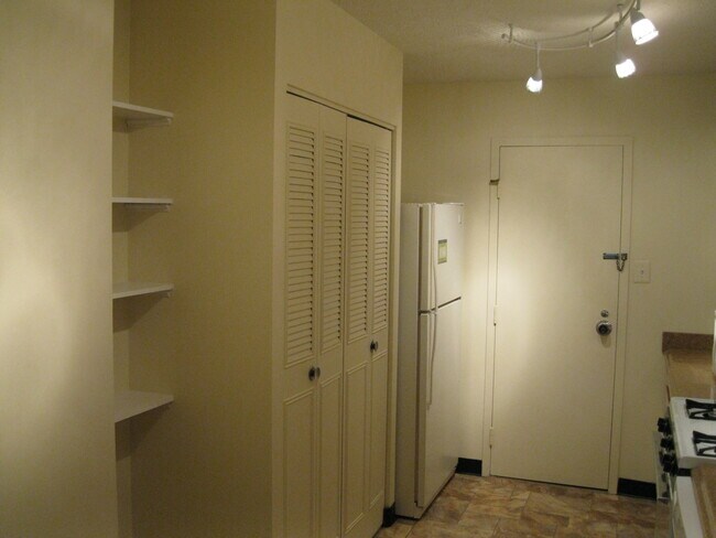 Cocina - 4401 Roland Ave