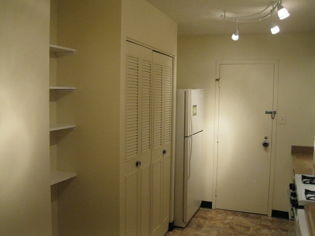 Kitchen - 4401 Roland Ave