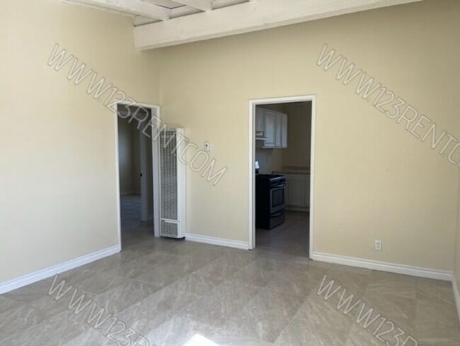 Building Photo - 2BD/1BTH DUPLEX WEXTRA STORAGE AND BACKYARD