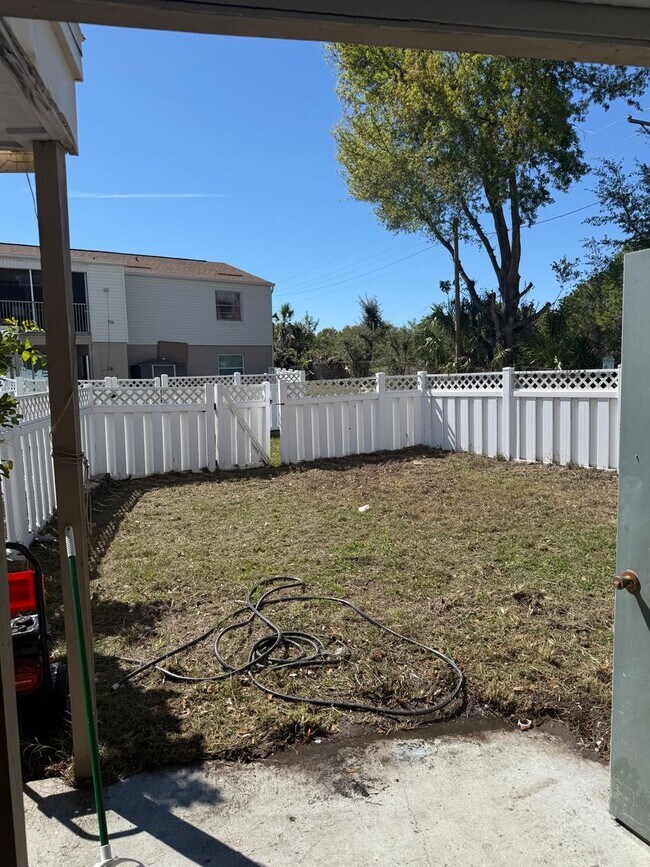 Building Photo - Spacious 4 Bed Condo