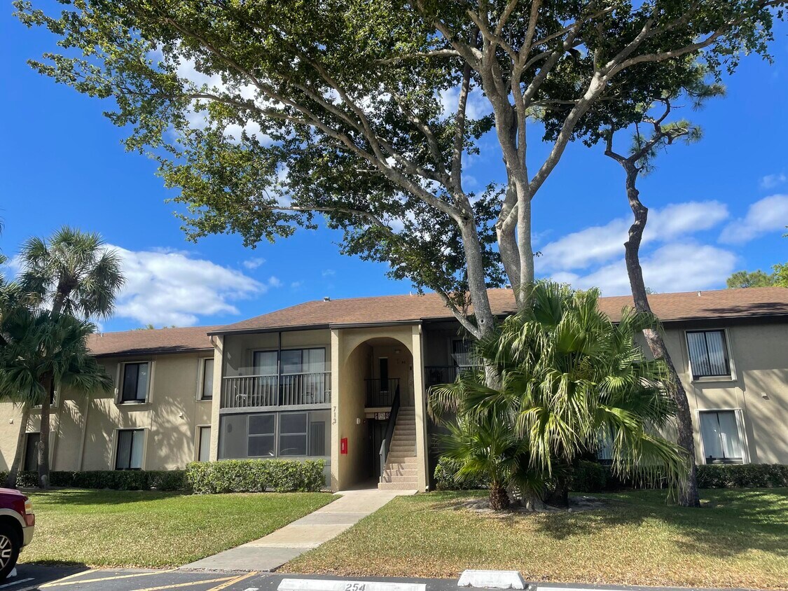 713 Sunny Pine Way Unit E1, Greenacres, FL 33415 Condo for Rent in
