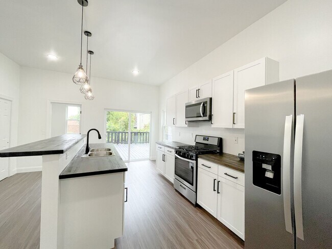 Foto del edificio - Available August - ABSOLUTELY STUNNING 4 B...