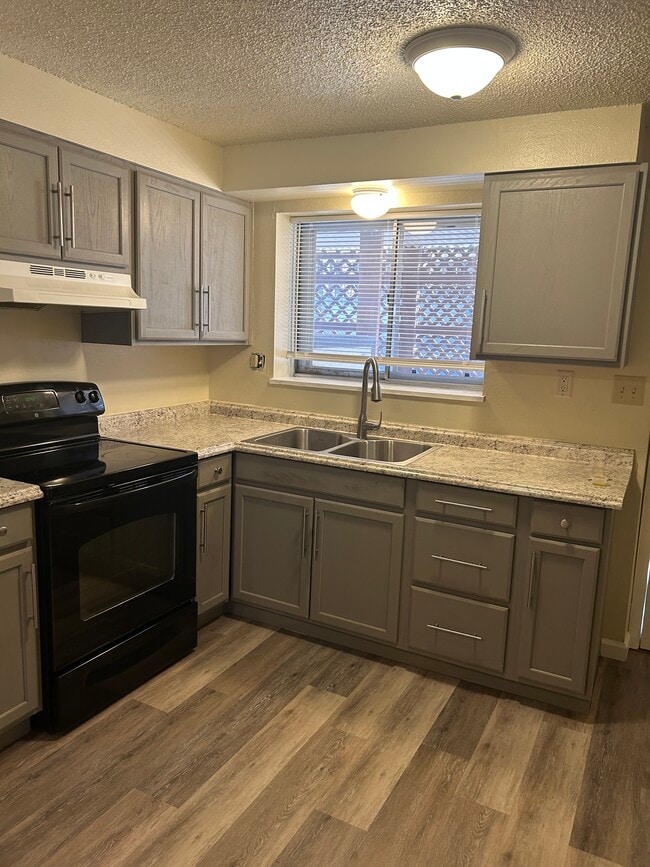 Kitchen - 4710 Scenic Cir