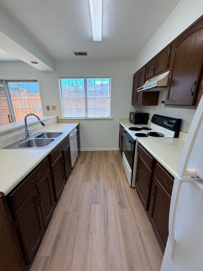 Foto del edificio - 5556 Clover Rise Ln