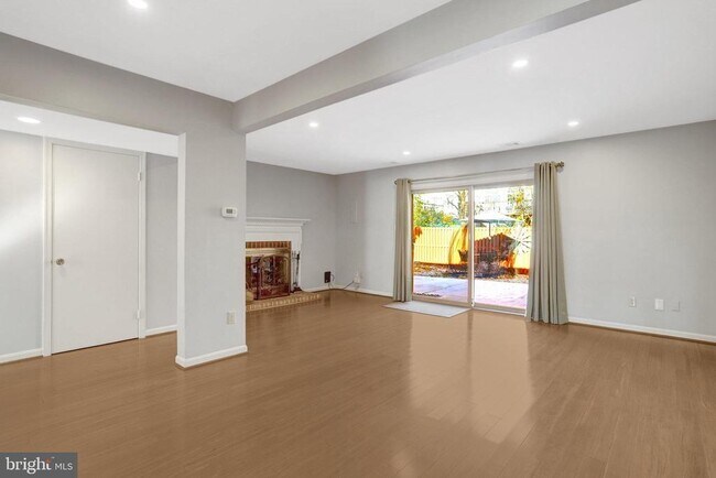 Foto del edificio - 6576 Yadkin Ct