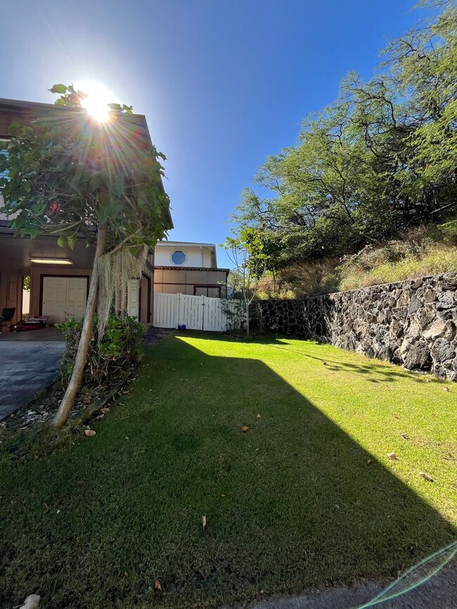 Building Photo - Aina Haina Area - 3 bedroom, 2.5 bath Hous...