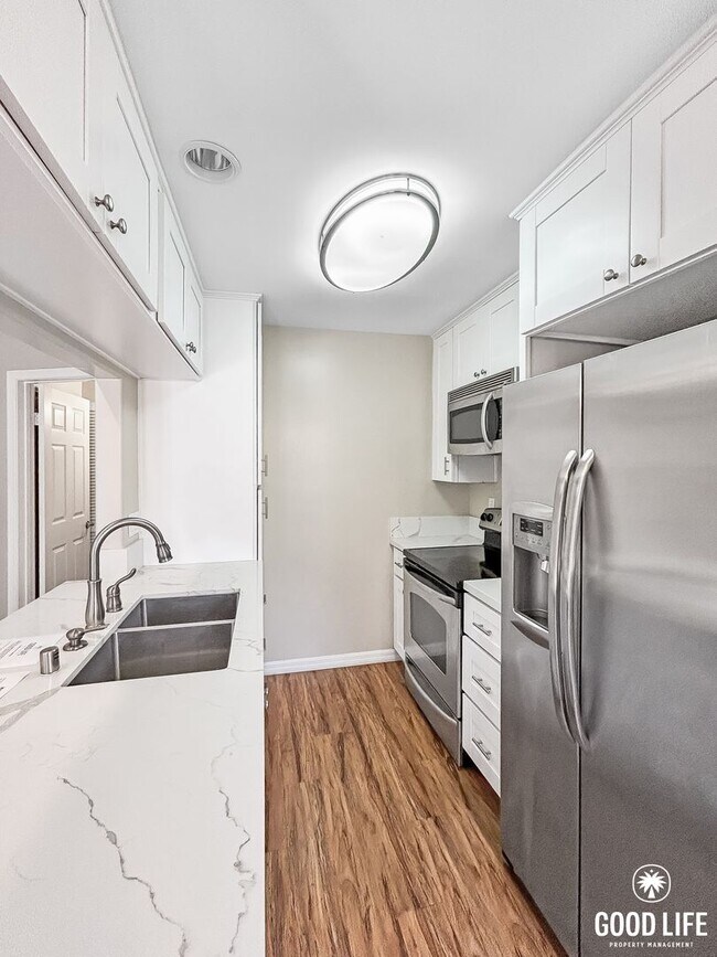 Foto del edificio - Beautiful 2B/2BA Townhouse w/ Washer/Dryer...