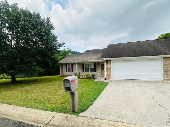 Building Photo - 3 bedroom, 2 bath w/ 2-car garage convenient to Sevier, Knox & Jefferson Counties - available now