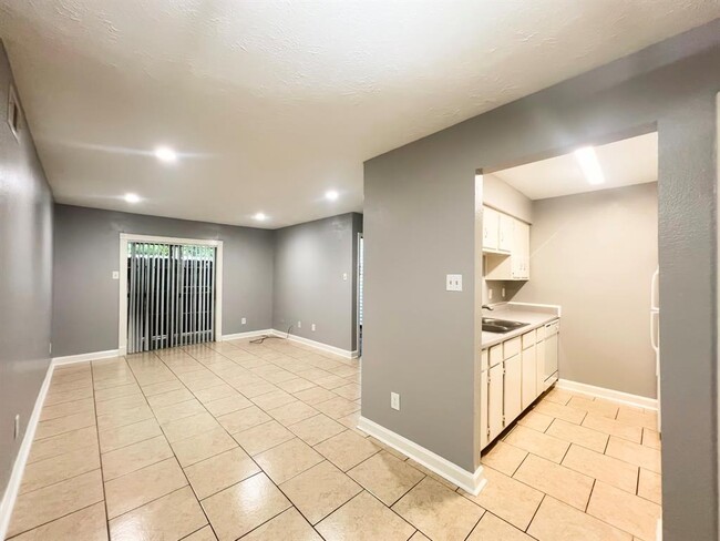 Building Photo - 7200 Clarewood Dr
