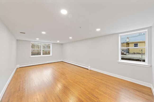 Building Photo - 316 7th St