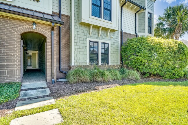 Building Photo - 555 Grande Manor Ct