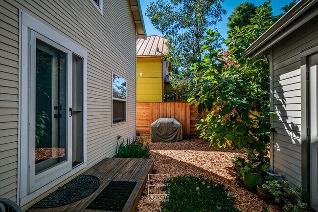 Building Photo - Amazing Duplex in NoPo