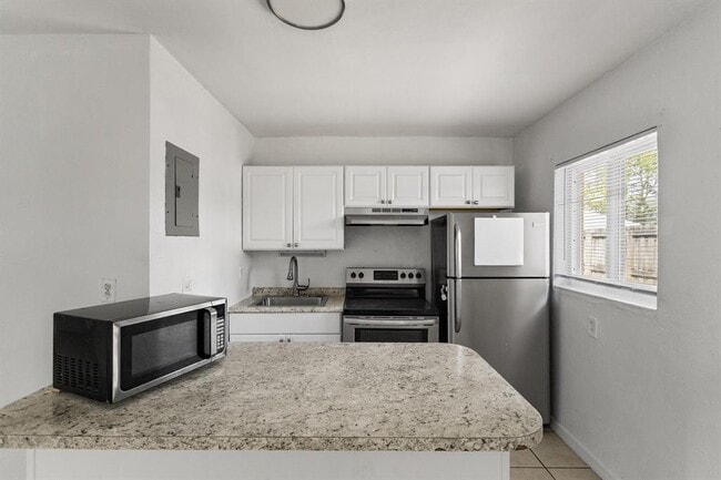 Building Photo - 709 SW 13th Ave