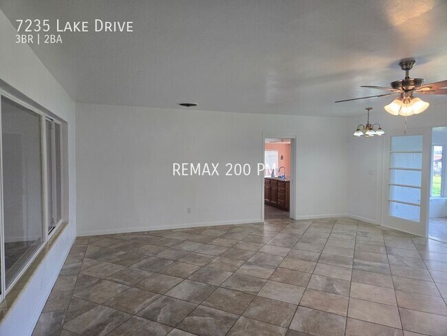 Foto del edificio - 7235 Lake Dr