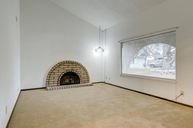 Building Photo - Charming Residence in a Prime Location 3bed/2bath