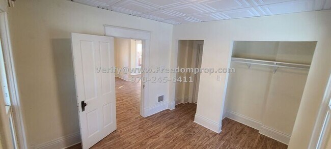 Foto del edificio - 309 W 1st St