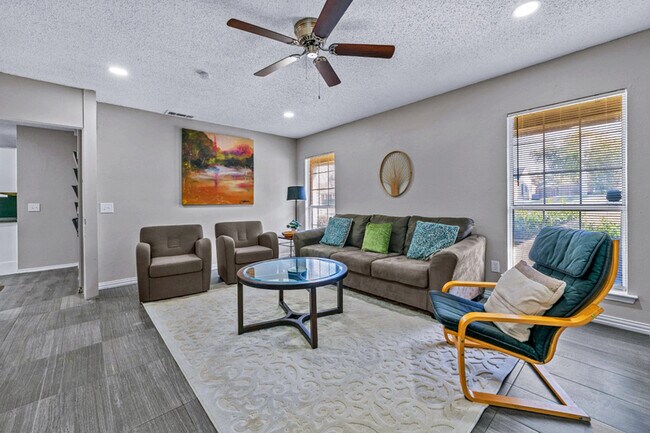 Building Photo - 919 Carmela Dr
