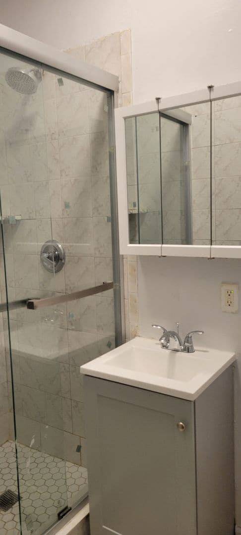 Building Photo - Rare 4 bedroom apartment in Astoria