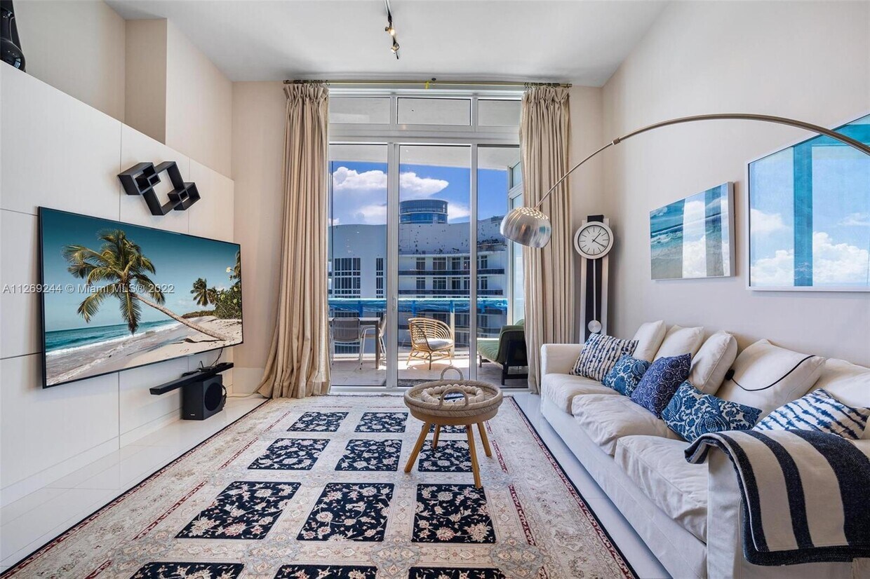 16001 Collins Ave Unit LPH4202, North Miami Beach, FL 33160 Room for