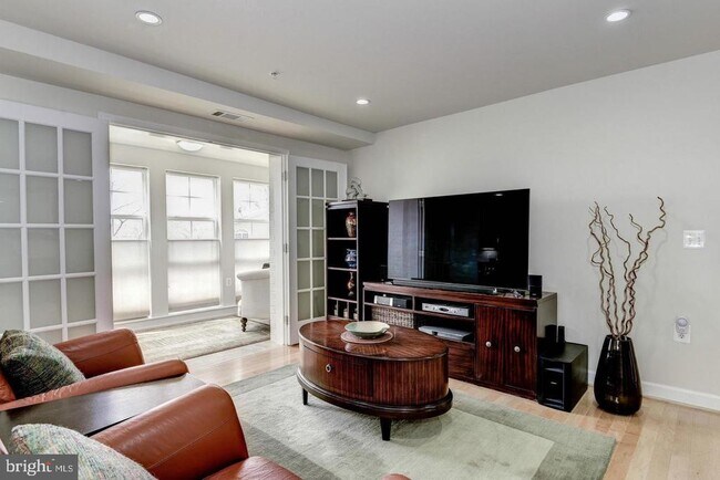 Foto del edificio - 4151 S Four Mile Run Dr