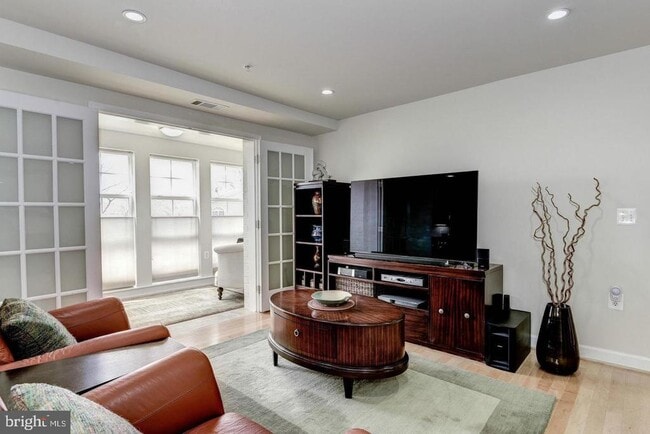 Building Photo - 4151 S Four Mile Run Dr