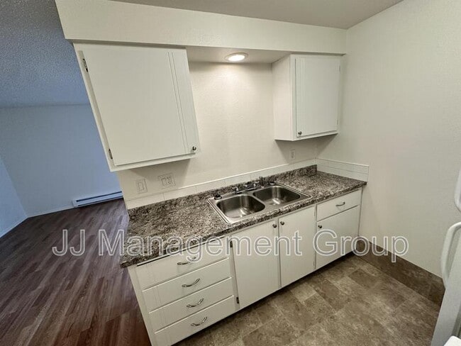 Building Photo - 1723 W 8th Ave