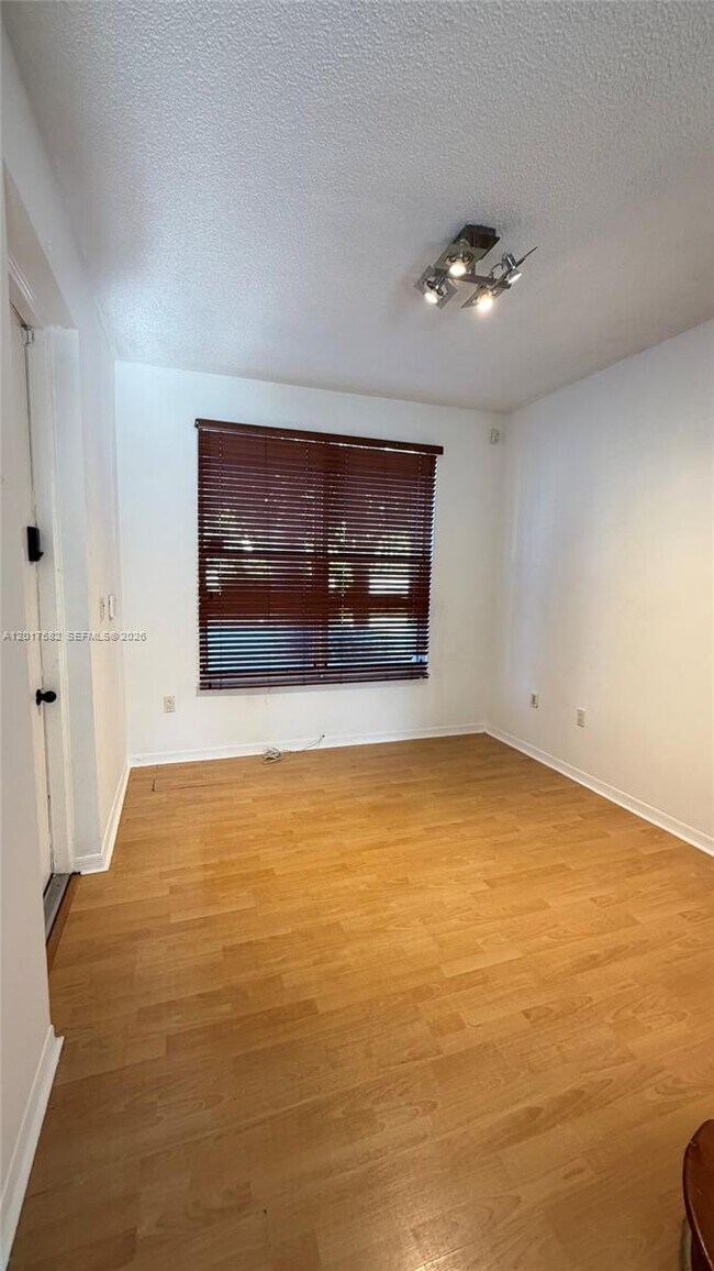 Foto del edificio - 8735 SW 152nd Ave