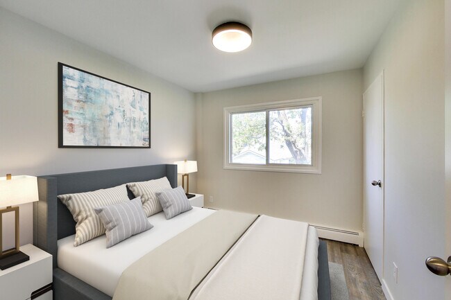 Building Photo - Freshly Renovated 2 Bedroom 1 Bathroom Apartment!