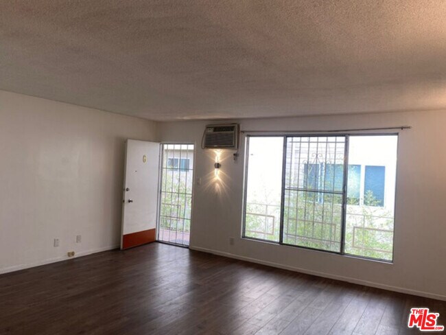Foto del edificio - 6013 Carlton Way